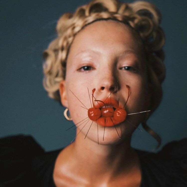     Лила Мосс напугала фанатов своим оригинальным педикюром. Фото: @lilamoss