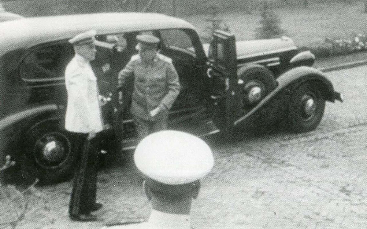 Сталин приехал в бронированном Packard Twelve на авиапарад в Тушино, 1949 г. Источник: За рулем.