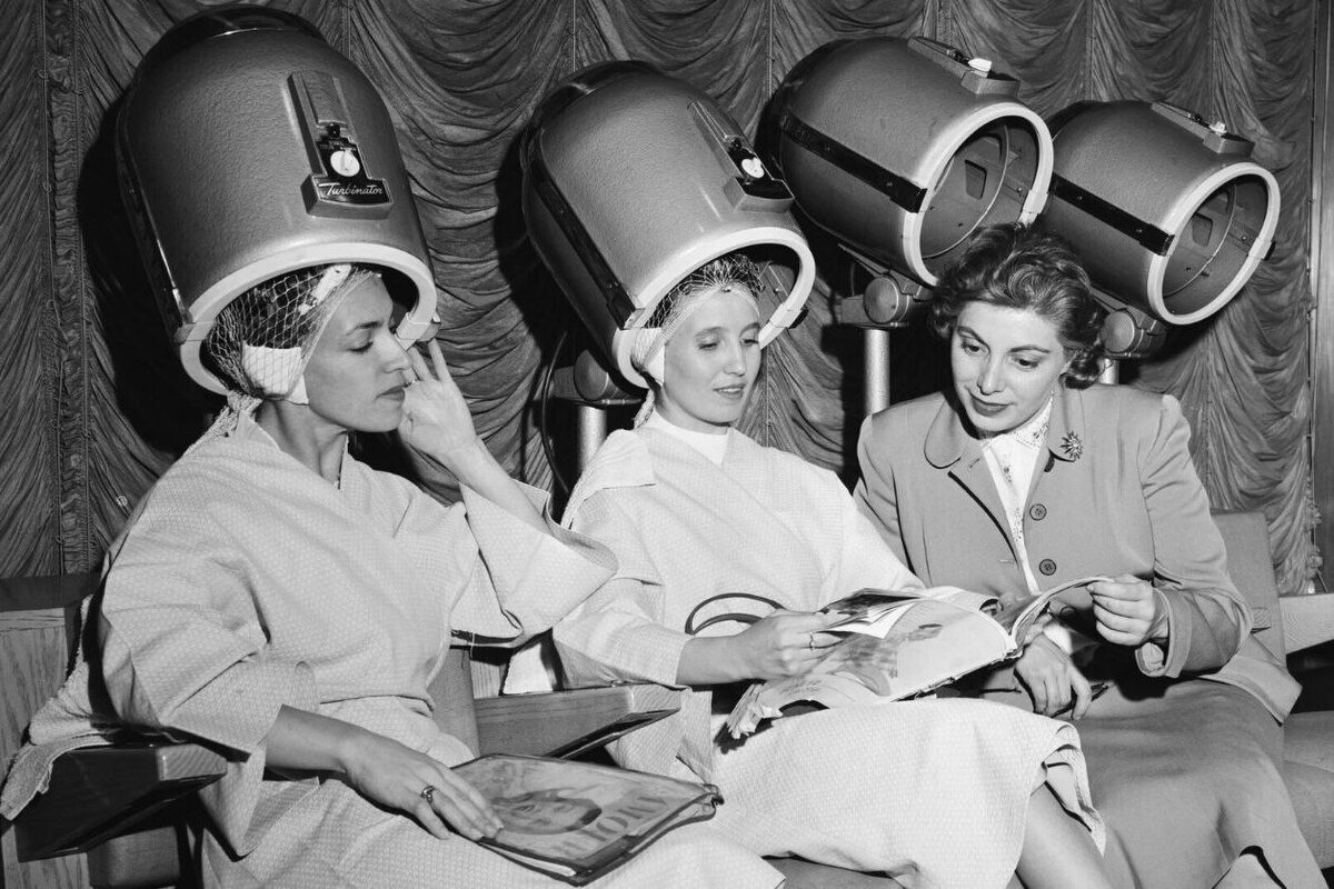     Укладка на паяльник, ацетон на волосы, вазелин на веки: бьюти-лайфхаки советских женщин на фоне дефицита косметики