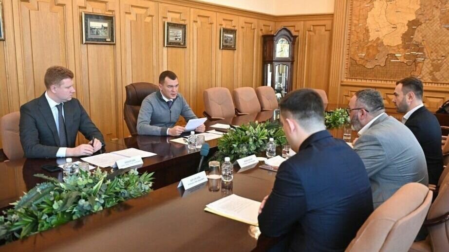     Глава региона Михаил Дегтярев совместно с первым вице-губернатором Александром Никитиным провел совещание с руководителями трех профессиональных спортклубов региона — «СКА-Хабаровск», «Амур» и «СКА-Нефтяник».
