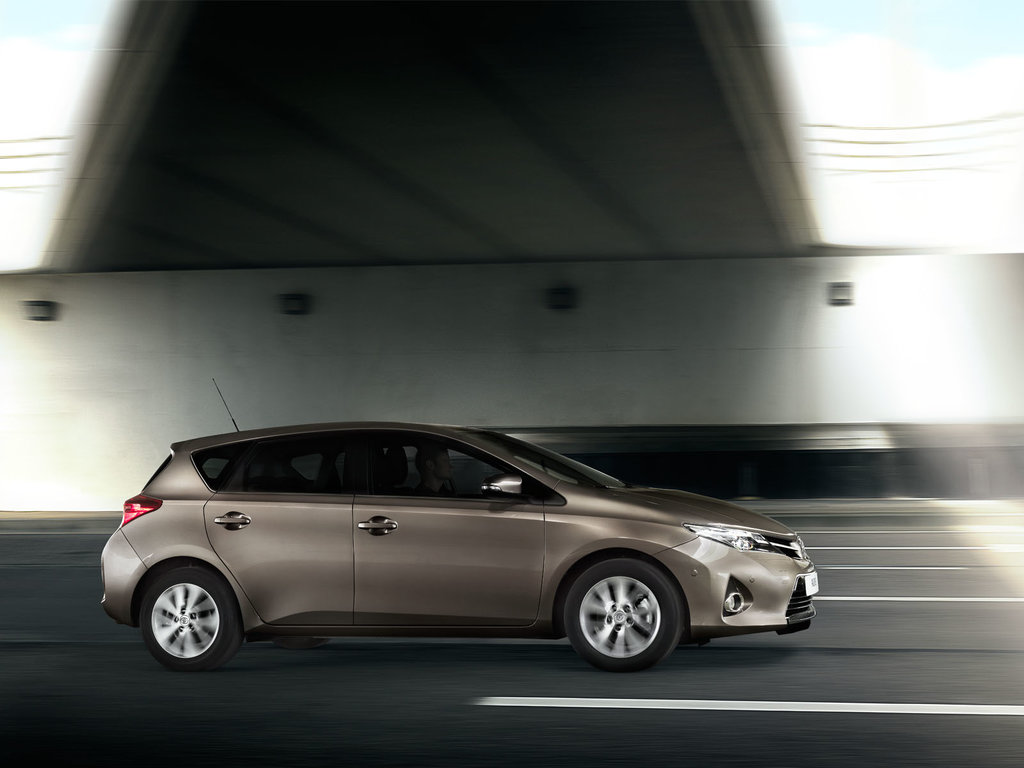 Toyota аурис 2013