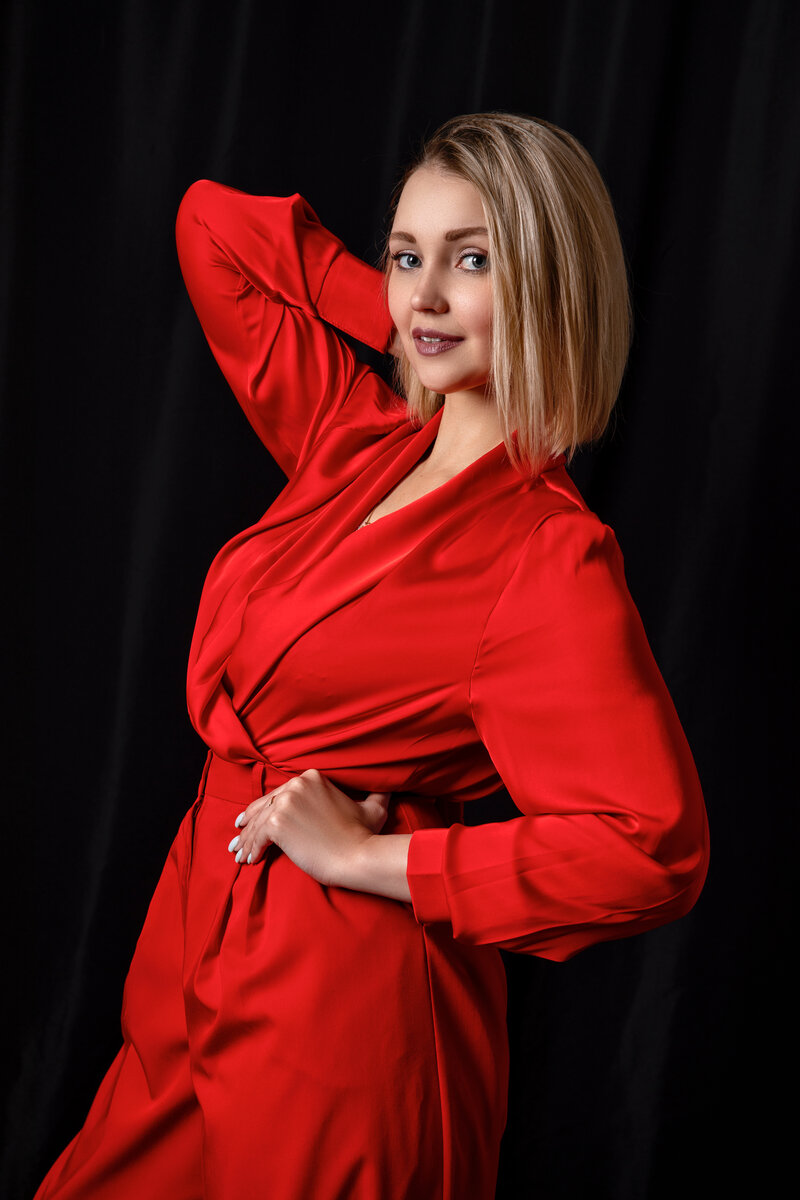  Думаю каждый помнит название этой нашумевшей программы, в котором обычных женщин не только преображали, но и делали более уверенными в себе! 

Об уверенности сегодня и хочу поговорить! 

Точнее о такой стороне как принятие своего тела таким, какое оно есть! 

«Я принимаю себя» говорит мне одна клиентка, а сама даже в зеркало 🪞 дольше 5 минут смотреть на себя не может.

«Я принимаю себя» говорит другая, а сама не вылазит со спорт зала и мучает себя изнурительными диетами. 

«Я принимаю себя таким какой я есть» говорит мне клиент, а сам каждый раз спрашивает меня все ли я правильно делаю.

И таких примеров сотни, принятия себя отражается на уверенности и даже на лишних кг. 

Я часто говорю своим клиентам, что только через принятия можно достичь любого результата! 

И у мужчин и у женщин принятие себя сказывается на:
🔹удовольствие от секса и жизни в целом
🔹внешнем виде
🔹уверенности в голосе
🔹возможности рости и развиваться
🔹возможности зарабатывать желаемую сумму. 

Список можно продолжать вечно, но я не просто так начала с фразы «снимите это немедленно»

Для того, чтобы добавить маленькую долю принятия себя, начните с малого: 
💜 купите себе красивую домашнюю одежду, а треники и заляпанные футболки выбросите (и этот совет не только для женщин 😉) 
💜 смотрите чаще в зеркало 🪞 улыбайтесь и хвалите себя 
💜 прикасайтесь к себе не тол ко в душе, но и когда ложитесь спать, с любовью и нежностью в каждом прикосновении 😋

💕Любите и принимайте себя такими Какие вы есть!  И вы удивитесь какой может быть ваша жизнь!