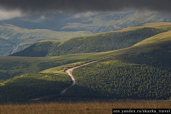 Облака над дорогой, иногда они плотно накрывают дорогу