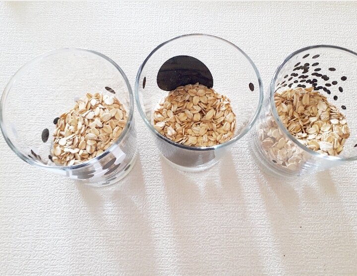 В подготовленные стаканы насыпаем по 3 ложки геркулеса. Фото автора