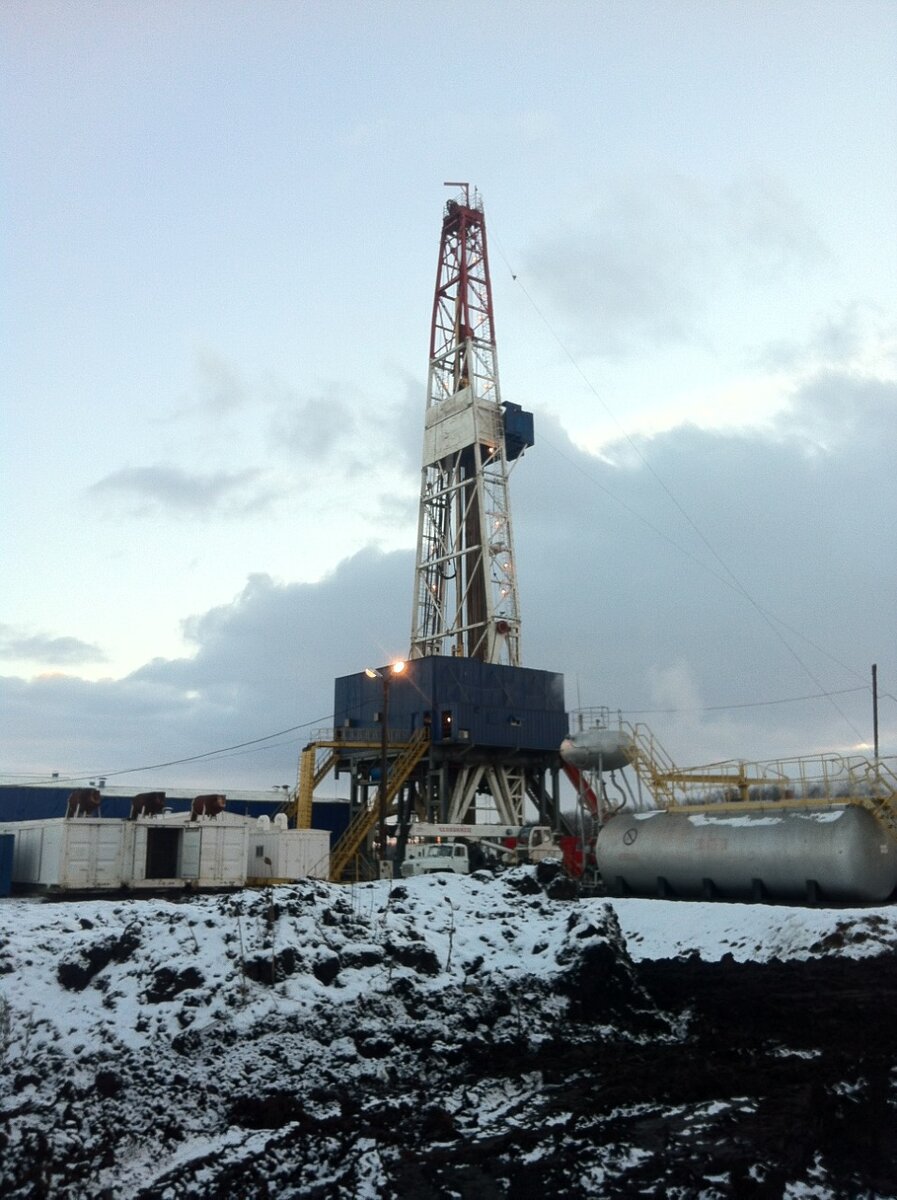 Первый снег на буровой установке.