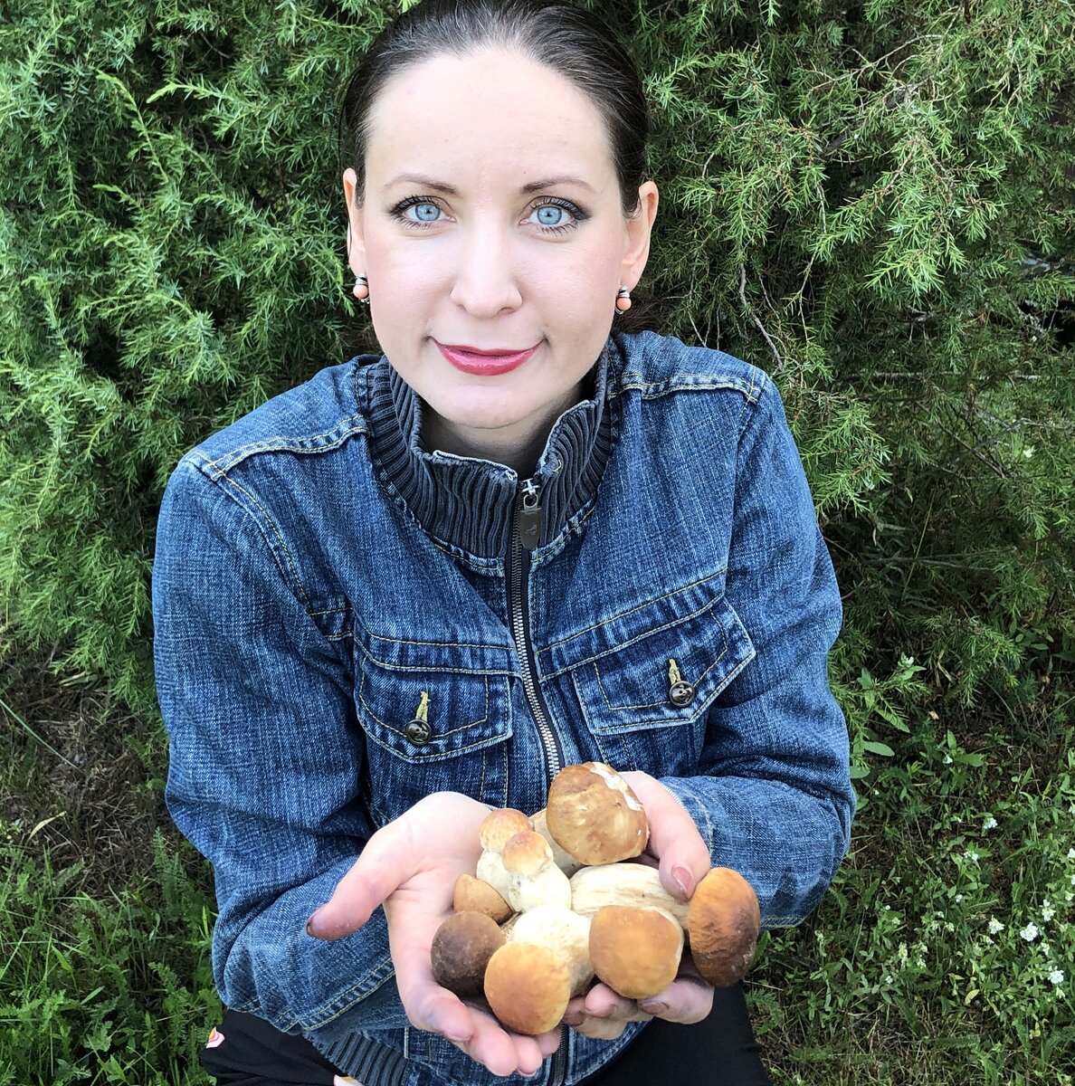 Некоторые грибы приходится высматривать, практически лёжа на животе