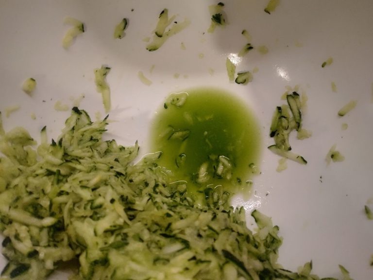 Кабачковый сок) Отжать и слить