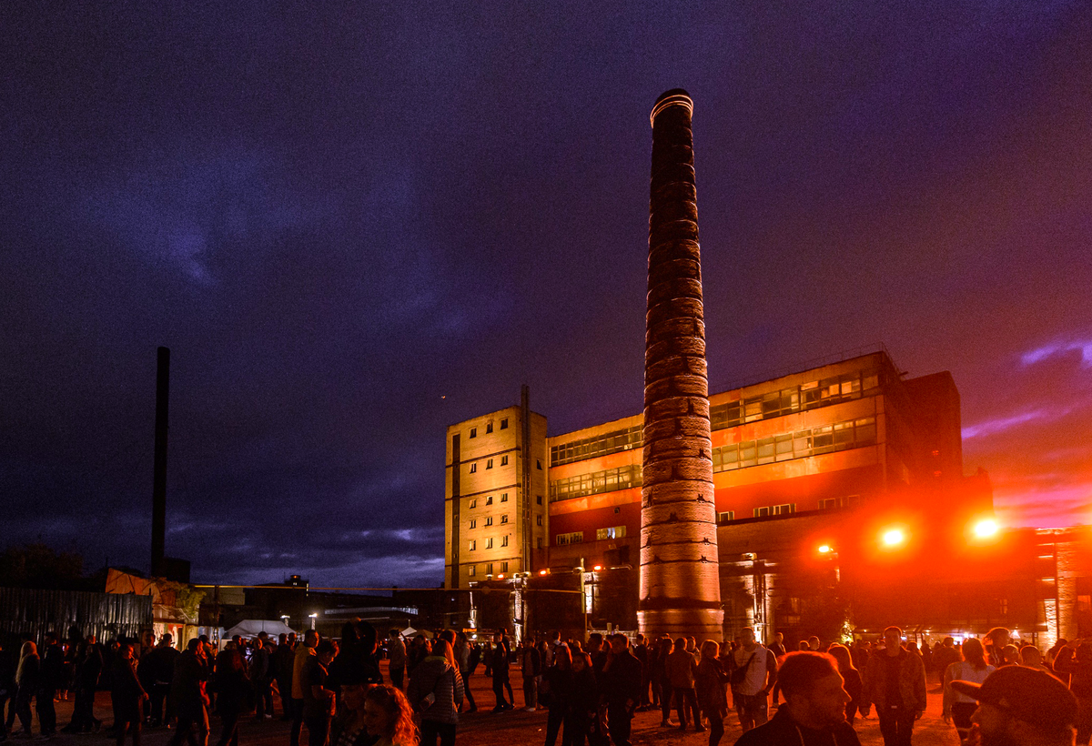 здание бывшего завода им. Степана Разина, здесь проходит фестиваль с 2017-го года (9  фото)