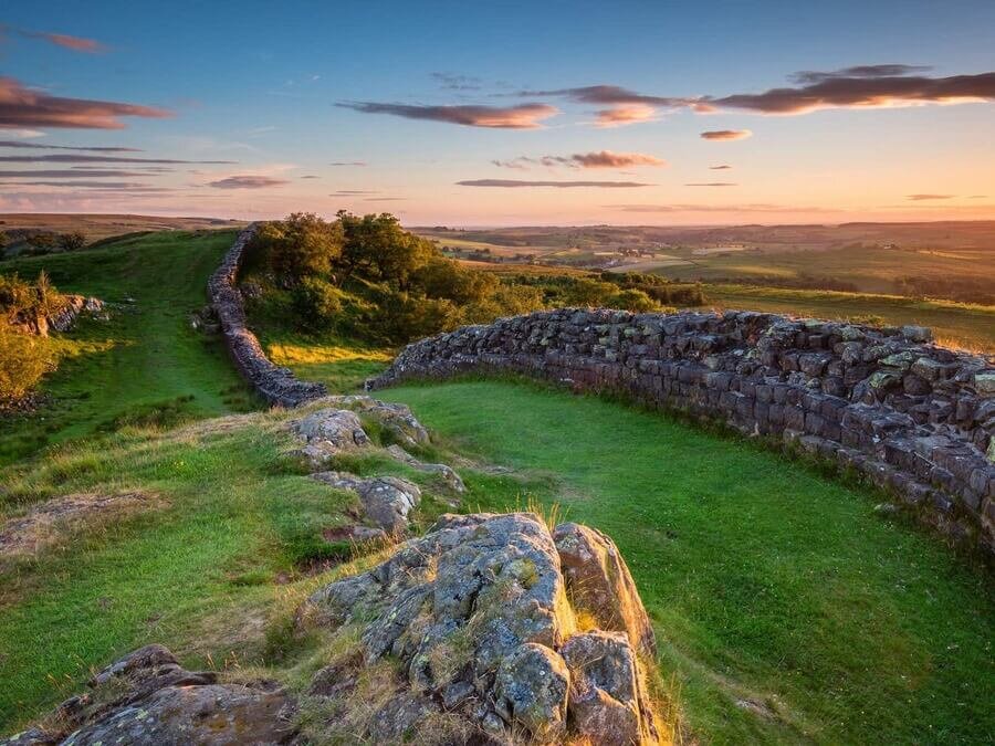 Стена Адриана или Вал Адриана в Великобритании. Источник фото https://englandlife.ru/hadrians-wall/