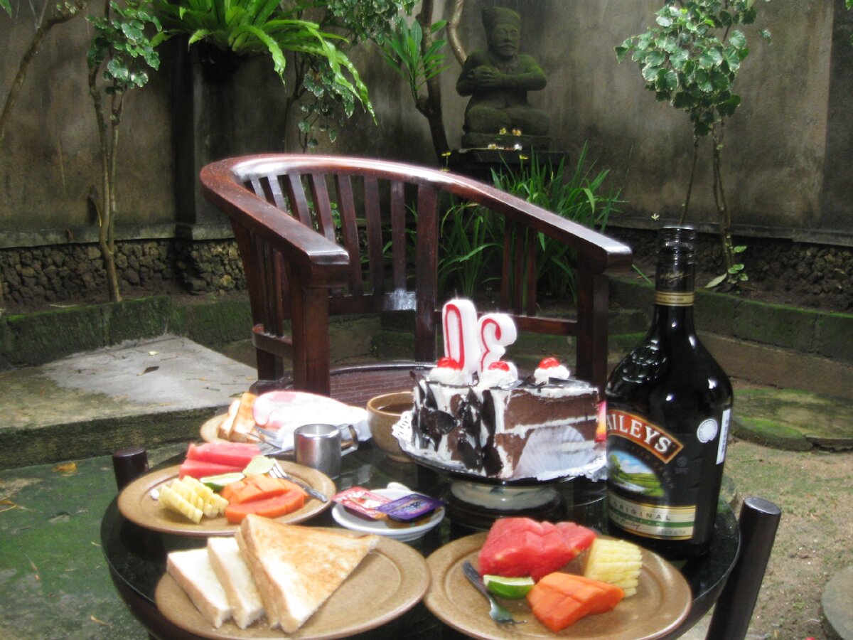 Во дворике можно посиделки устраивать и дни рожденья справлять(торт-подарок от персонала). Жаль, пруд осушили.