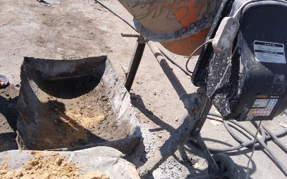 Засыпаю песок в бетономешалку.