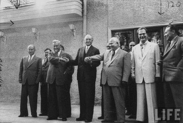 К. Аденауэр держится за руки с Хрущевым и Булганиным. Июнь 1955 года, Москва. Фото из журнала "Лайф".