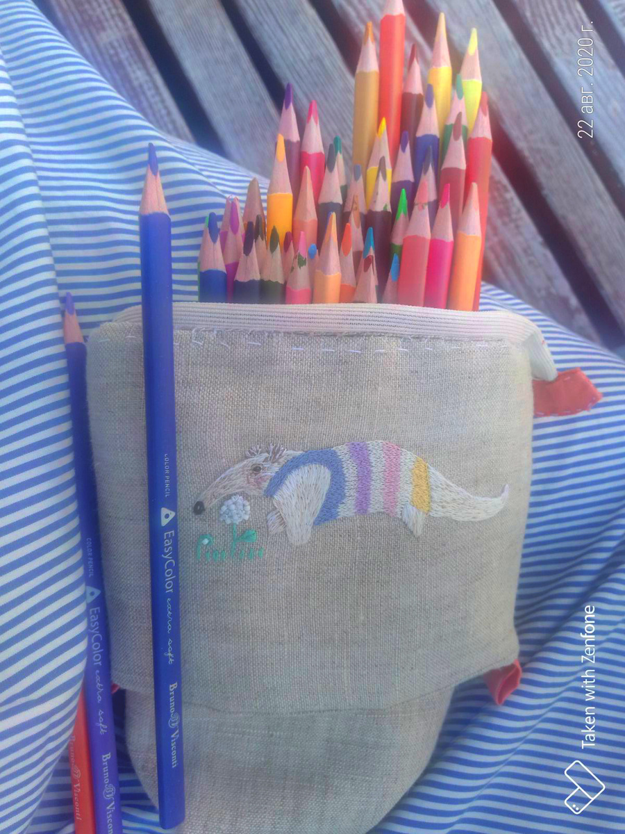 фотография результата (вышивка оформлена в пенал для цветных карандашей)