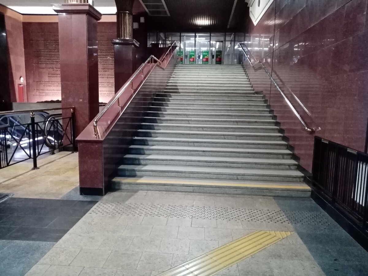 Поднимаемся со станции.