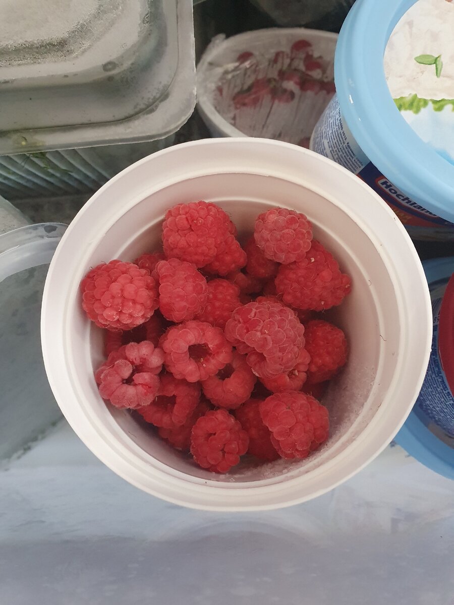Малину морожу на разделочной доске, каждую ягодку отдельно, а потом уже складываю в контейнеры