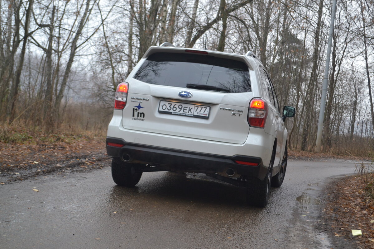 Это Subaru Forester XT. У него тоже оппозитный мотор, так ещё и турбированный. Две трубы ему тоже нужны.