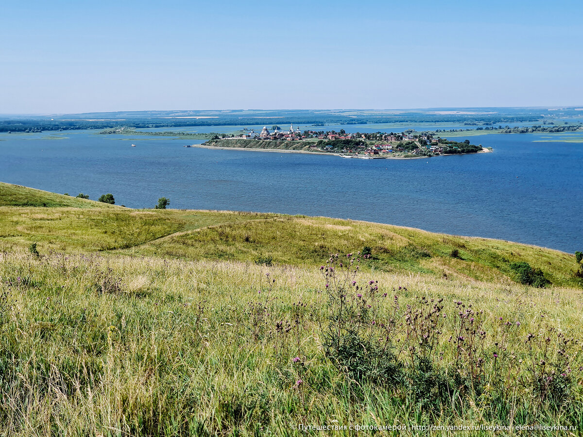 Ночевали в палатке в глухом лесу, кто-то копошился в кустах. А потом из леса вышли три человека с фонариками