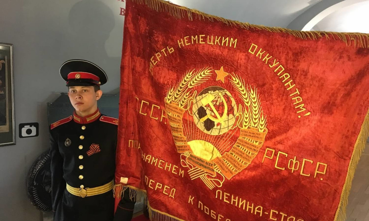 Под полковым знаменем. Знамя гру. Советское боевое Знамя. Военное Знамя СССР. Боевое Знамя воинской части СССР.