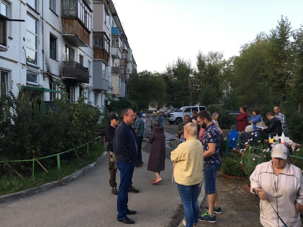 01.09.2019г. 5часов утра. В центре-мэр Бийска с помощниками. Справа-я и перепуганная Чапа под ногами.