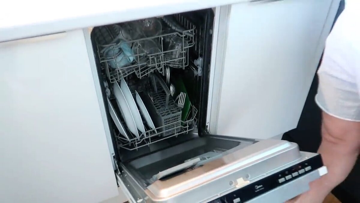 Несмотря на компактность кухни посудомойка поместилась 