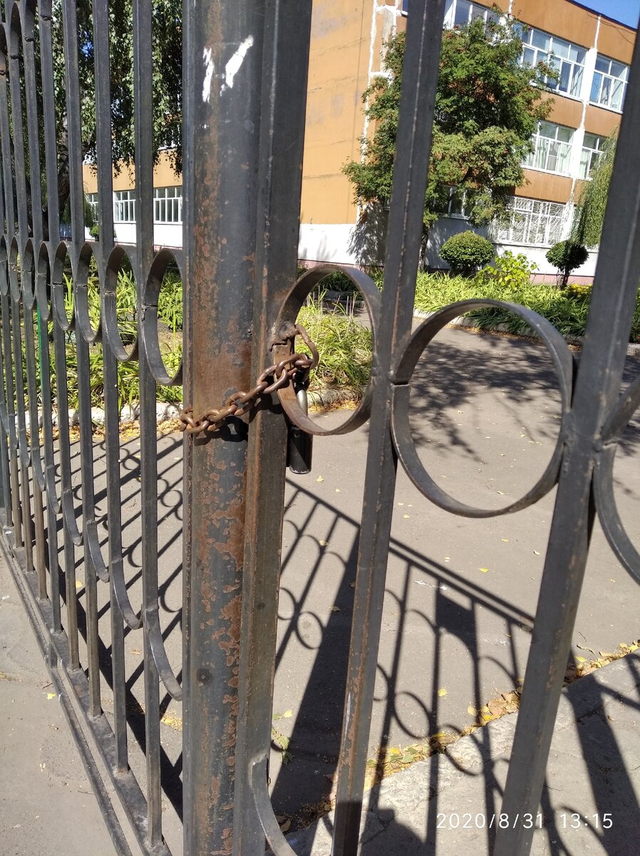 Парадный вход на школьный двор 31 августа был заперт на замок, пришлось идти задворками.