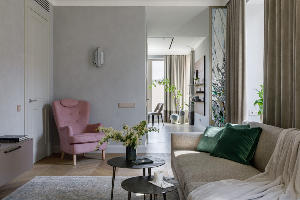 Гостиная завершается витражом мастерской Светланы Михайловой и плавно переходит в пространство кухни с окнами на три стороны, с видом на остров Новая Голландия, площадь Труда и зеленый двор. Диван и стул, Minotti; кресло, Broderna Anderson; бра Bach фабрики Contardi; настенная панель, Valcucine; ковер ручной работы.