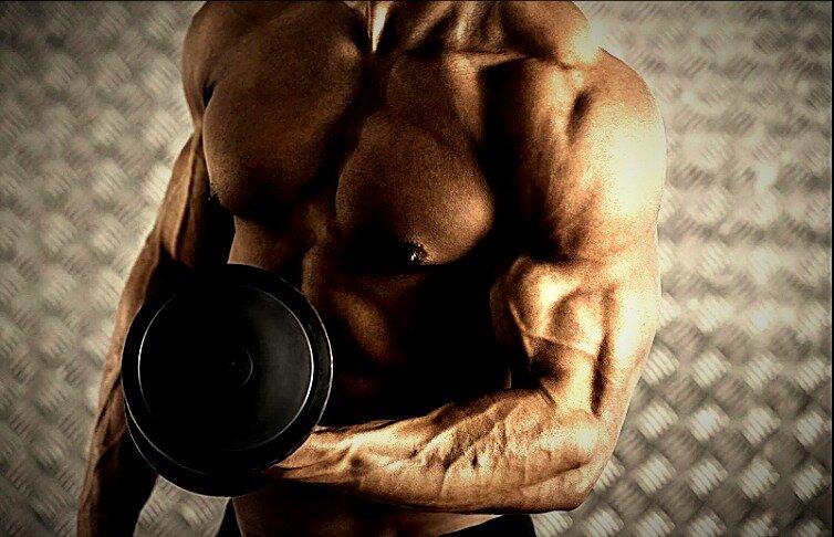 Тренировка бицепса гантелью