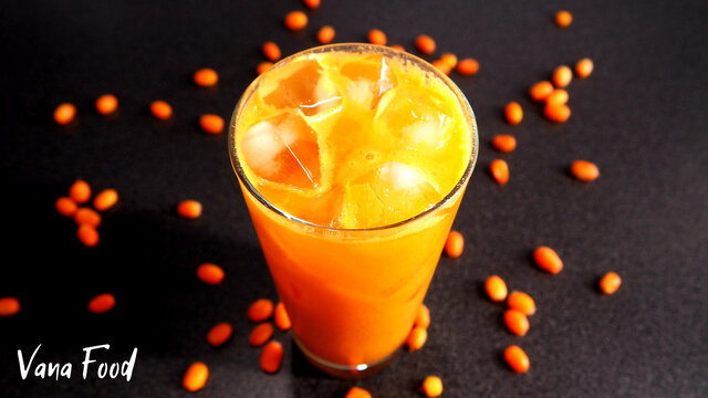  Облепиховый лимонад
Фото к рецепту: Облепиховый лимонад
Домашняя
5 мин.
1
Простой

ИНГРЕДИЕНТЫ
облепиха - 150 гр.
лимон - половина
мед - 1 ст.л.
горячая вода - 50 мл.
газированная вода
лед
ПОШАГОВЫЙ РЕЦЕПТ ПРИГОТОВЛЕНИЯ
В чашу для блендера положить облепиху и мед.

Туда же выдавить сок из половинки лимона и добавить горячей воды.

Все хорошо перемолоть в блендере.

Через мелкое сито процедить получившуюся массу.

В стакан положить лед, облепиховый сироп и разбивать холодной газированной водой.

Облепиховый лимонад готов!