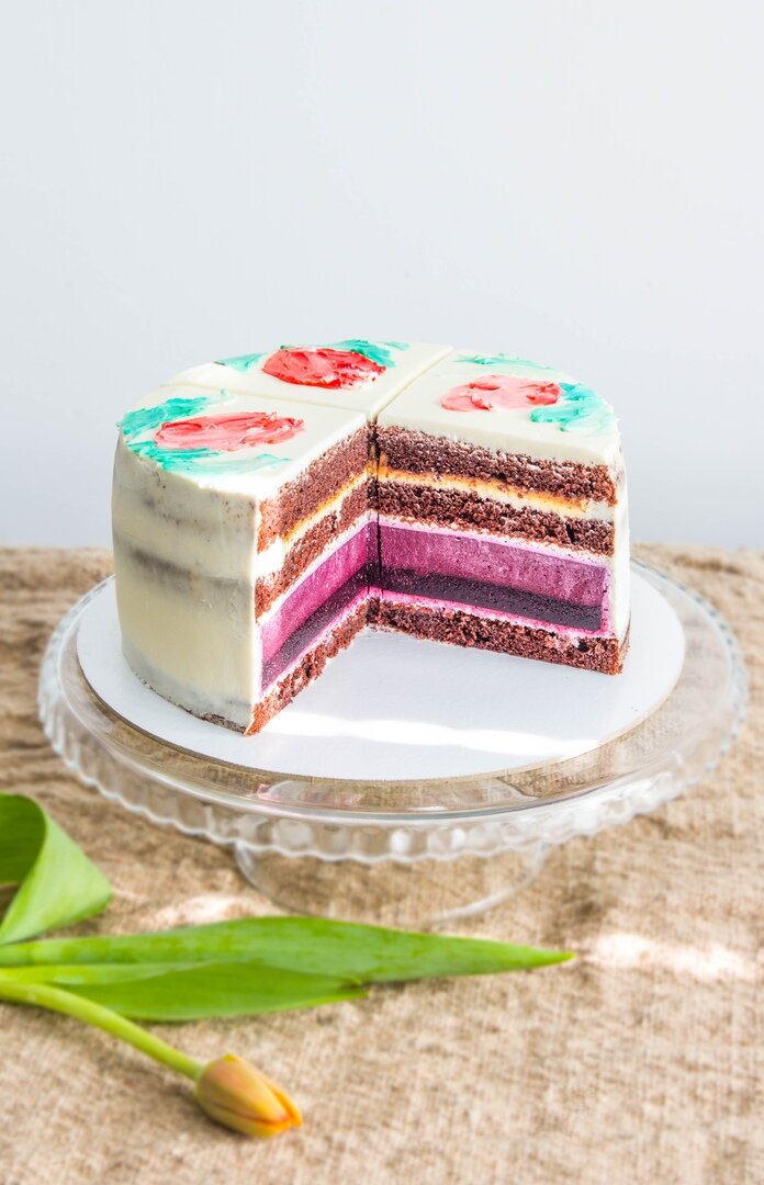 Этот бисквит хорошо держит сильно тяжелую начинку, но при этом весь такой из себя мягкий и воздушный