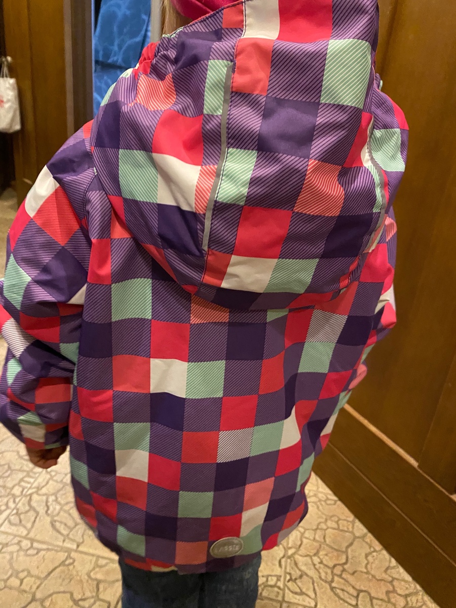 Куртка хорошо прикрывает спину(во время игр не будет задираться)