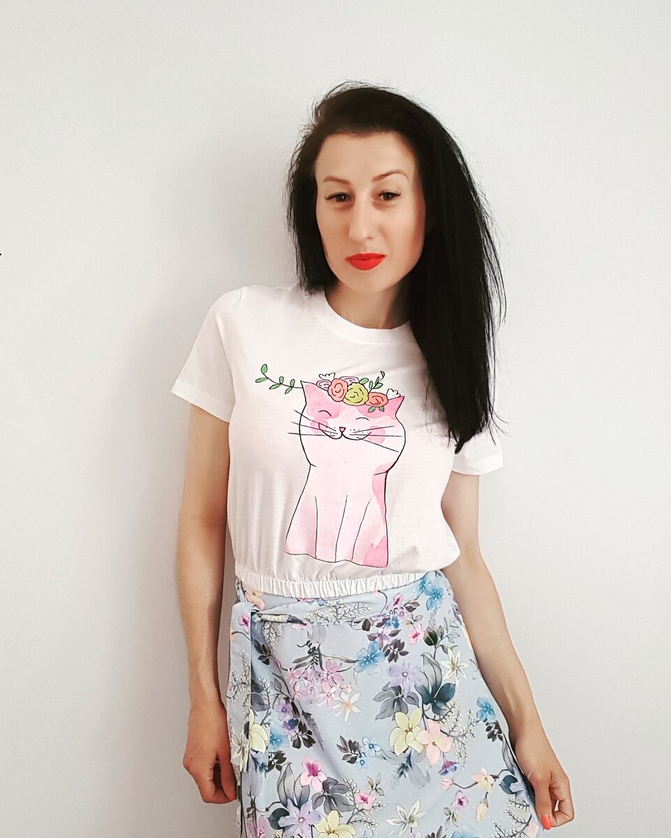 
⠀
🧚‍♀️ В детстве я была замкнутым ребенком, хорошо училась и класса до 9-го была круглой отличницей. Мне нравилось учиться. Домашние задания всегда были в радость и учеба давалась легко.
⠀⠀⠀
📚 Я много читала, сутками напролет, видимо, поэтому я правильно писала. Хотя учительница по русскому языку всегда говорила, что это "врожденная грамотность". Есть, оказывается, такое понятие)
⠀⠀
👩‍🏫 Меня считали "ботаничкой", но одноклассники со мной "дружили", потому, что я давала списывать. Некоторые учителя даже специально сажали рядом со мной двоечников, чтобы те подтянулись по предмету.
⠀⠀
😏 Я редко выходила во двор, но за мной часто заходили ребята и звали на улицу. Когда я выходила, во дворе сразу же организовывалась любая игра (с правилами и участниками). Те, кто правила не соблюдал - исключались (мама говорила, что я "вредная"). Но меня слушались, а если вдруг не хотели, то игра сворачивалась, и я уходила домой.
⠀⠀
👻 Я любила быть предоставленной самой себе, и могла часами раскладывать по комнате платочки, тряпочки, камушки и пр. - все в четкой последовательности, ровненько и аккуратно. В моей комнате всегда было чисто, убрано и на своих местах.
⠀⠀
💃 В детстве я хотела стать балериной, модельером или журналистом.
Но почему-то составляла "контракты" - "важные" документы, в которых рисовала схемки и одной мне понятные символы (странные цифры, стрелочки, палочки и пр.) Я носила эти документы в портфеле и подписывала с воображаемыми людьми.
⠀
🙄 Однажды во взрослом состоянии я открыла для себя, что даже дома передвигаюсь схематично - продумывая на ходу, в какую комнату зайти, что взять... чтобы сэкономить время и лишний раз не бегать по квартире. Это было такое "страшное" открытие, что от этой привычки я избавлялась осознанно)
⠀
😅 Все это я к чему... оглядываясь назад, в свое детство, я анализировала то, чем я занимаюсь сейчас, и есть ли какая-нибудь связь... оказалось, что "на лицо"))
⠀
😁 Кому это знакомо? Есть ли у вас связь - между тем, что вы любили делать в детстве, и тем, чем занимаетесь сейчас (в карьере или бизнесе)?