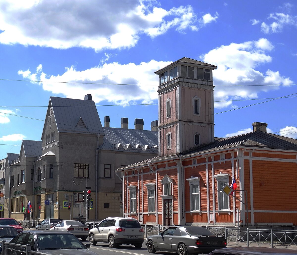 Пожарное депо (1888) и здание банка (дом Леандера, 1905), ныне здесь Сбербанк