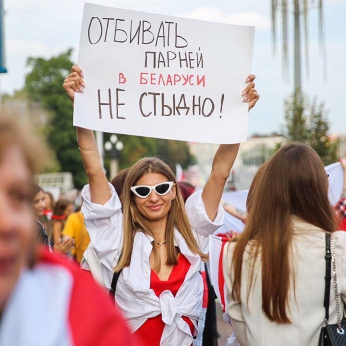 Вот такие милые девушки на митингах