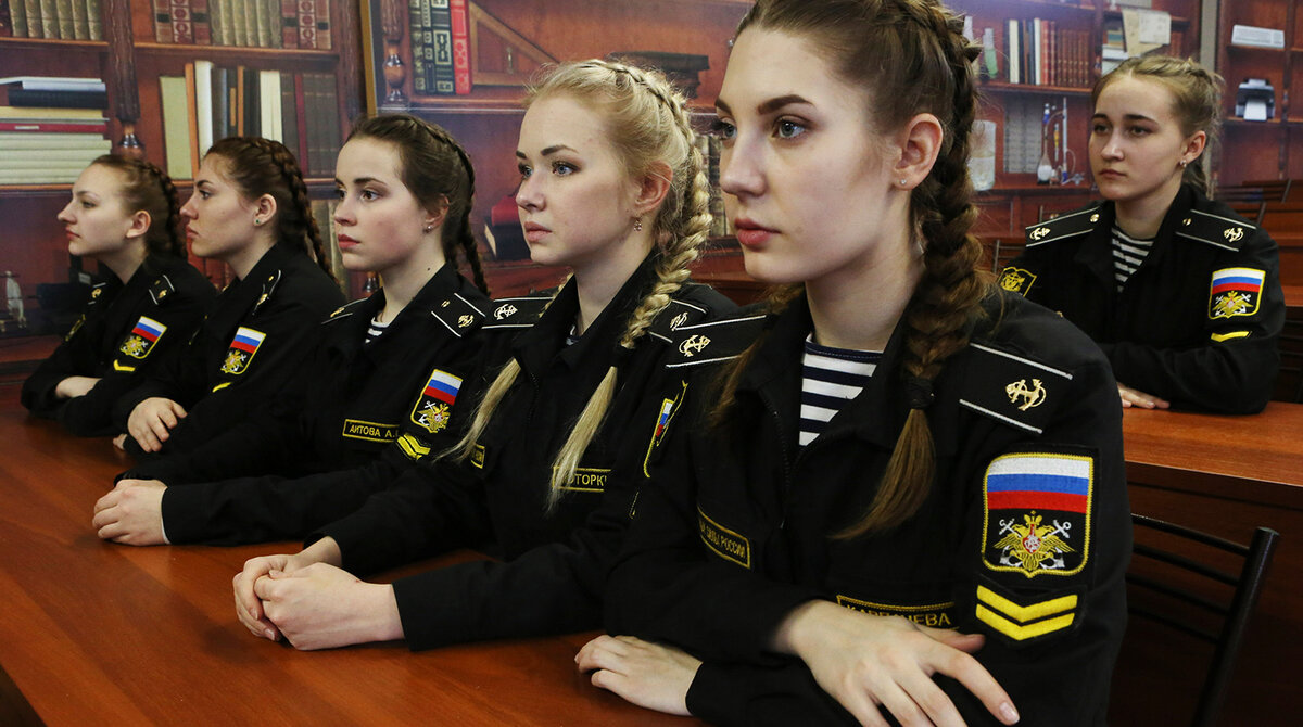 https://www.gazeta.ru/social/photo/kak_gotovyat_devushek-kursantov.shtml#!photo=4