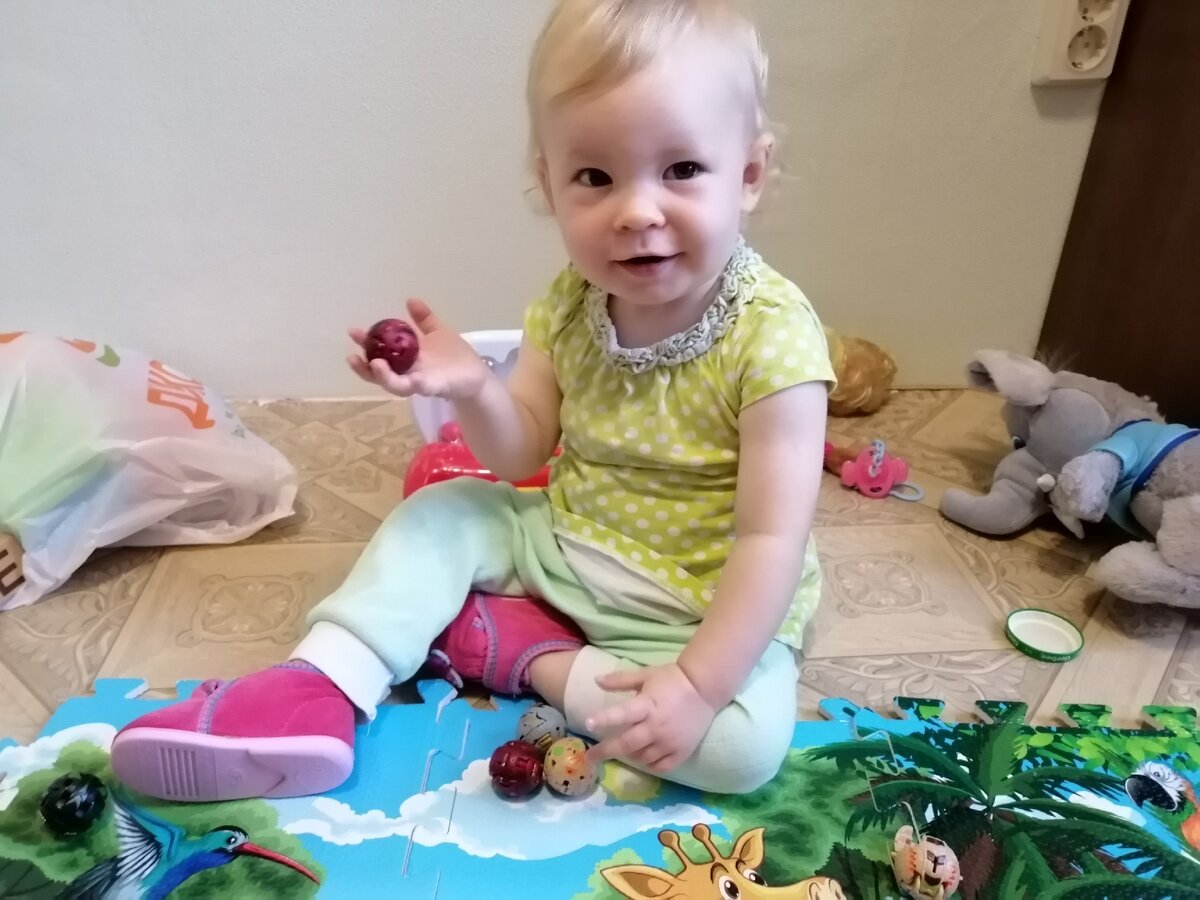 Дочь играет с бакуганами :)