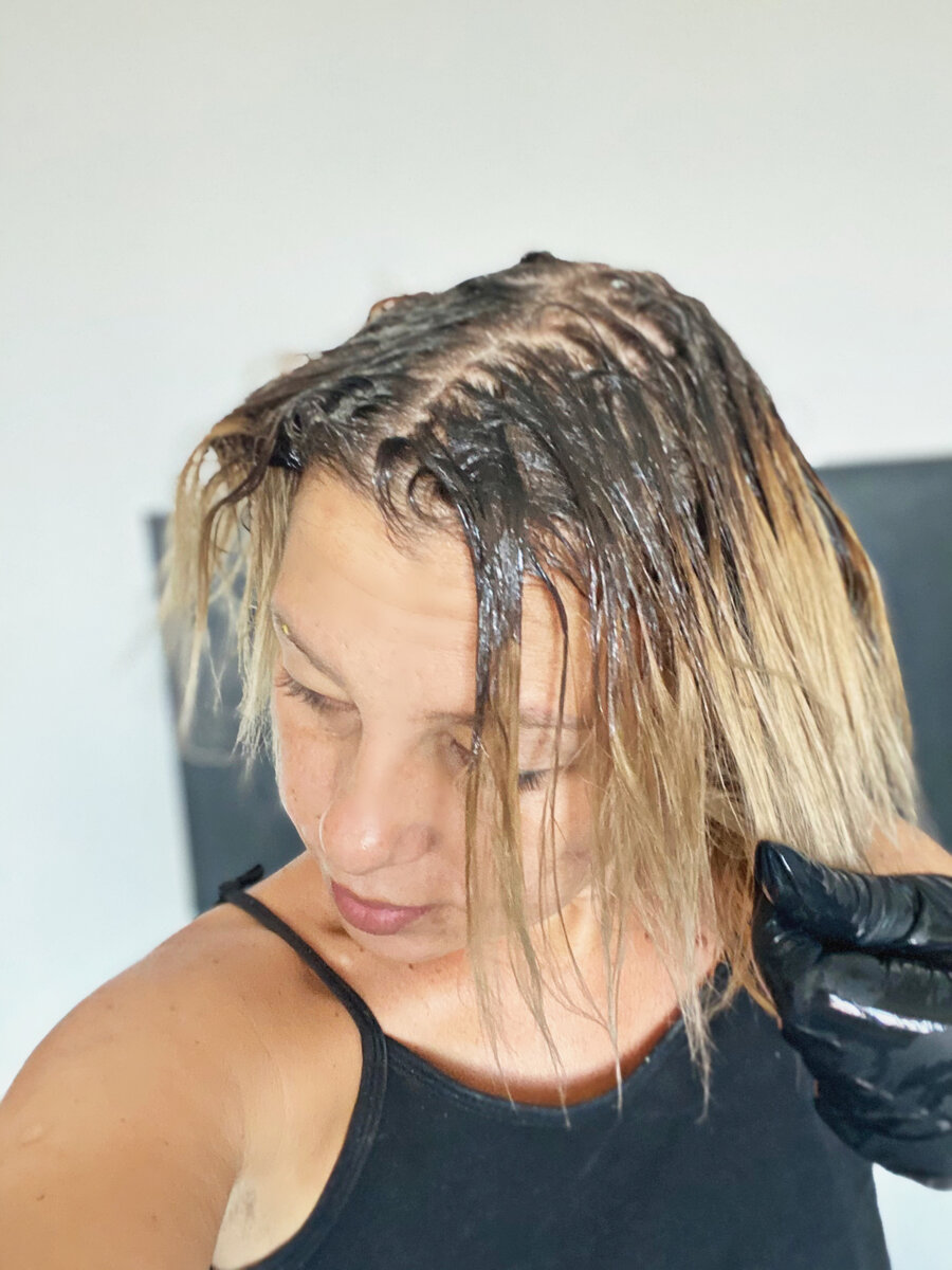 Я тонирую только прикорневую зону в более темный холодный оттенок 