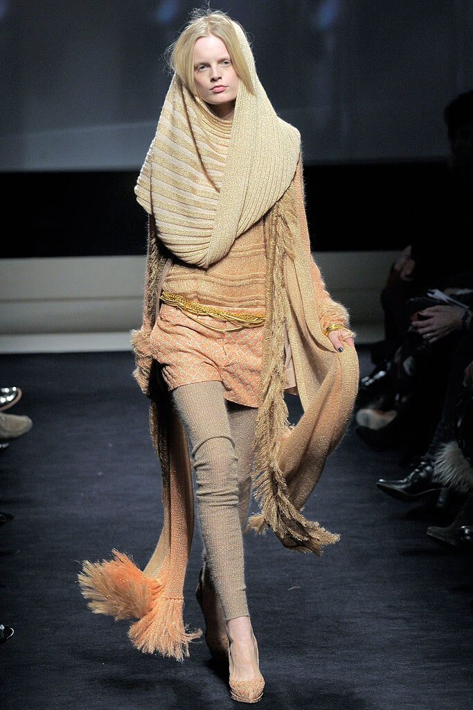 Первый модный показ, где дизайнеры использовали снуд 2009 год