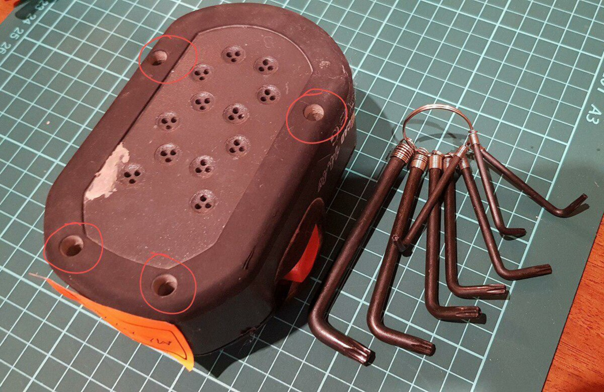 АКБ собрана на 4 винтика. 