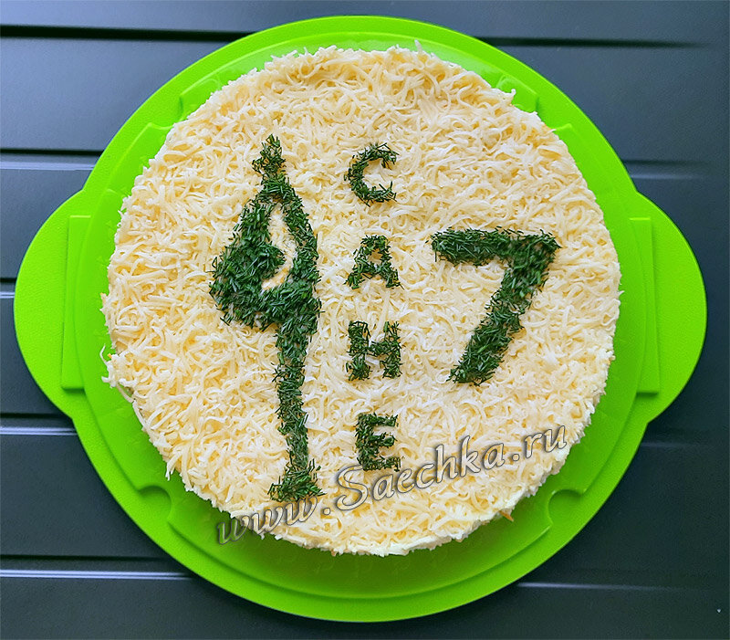 Слоёный салат с курицей и грибами