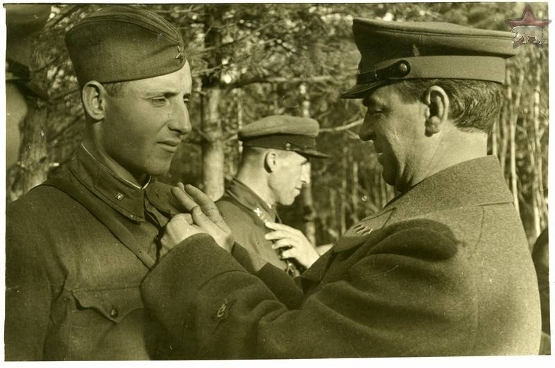 Награждение Ивана Середы. Фото: Яндекс.Картинки