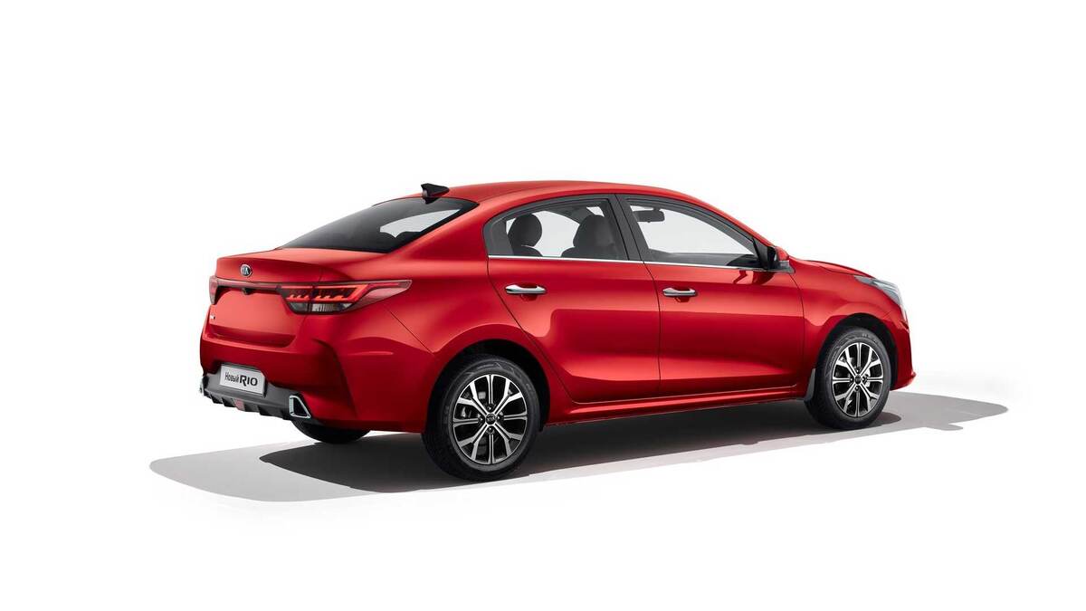Дизайн обновленного Kia Rio был раскрыт еще в середине августа. Неделю назад компания объявила о начале производства в Санкт-Петербурге, а сегодня обнародовала полный прайс-лист. 
В общей сложности четырехдверку предлагают в 10 сочетаниях комплектаций и силовых установок. Все версии подорожали, размер прибавки варьируется от пяти до 50 тысяч рублей. Так, за базовую сборку Classic со 100-сильным мотором и механикой теперь просят от 814 900 рублей. За эти деньги покупатели получат 15-дюймовые стальные диски, две подушки безопасности, систему стабилизации, передние электростеклоподъемники, электропривод и подогрев зеркал, кондиционер, аудиоподготовку с четырьмя колонками.

Комплектация Classic Audio с полноценной аудиосистемой и подогревом передних сидений обойдется ровно на 100 тысяч дороже, поскольку теперь ее предлагают только со 123-сильным двигателем и автоматом. В такую же сумму (914 900 рублей) оценили комплектацию Comfort со 100-сильным мотором и автоматической трансмиссией. Причем это единственная версия, которая также доступна в 123-сильном исполнении с механикой (899 900 рублей) и автоматом (939 900 рублей). Здесь присутствуют задние электростеклоподъемники, руль с кнопками, подогревом, отделкой из кожзама и регулировкой по вылету.