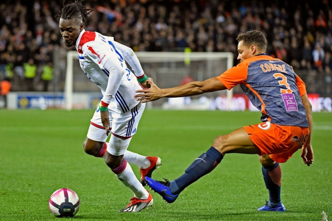 За два сыгранных матча в чемпионате Франции «ткачи» подали 18 угловых. 

15 сентября «Монпелье» примет «Лион» в матче перенесенного 1-го тура чемпионата Франции. Начало игры — в 22:00 мск. Букмекеры уже дали прогноз, в котором считают фаворитом гостей: поставить на их победу в букмекерских конторах можно с коэффициентом 2.20. Успех хозяев оценён букмекерами коэффициентом 3.90. Ставки на ничью принимаются с коэффициентом 3.56. 

Букмекерские коэффициенты на матч чемпионата Франции «Монпелье» — «Лион» Букмекеры считают, что матч Лиги 1 «Монпелье» — «Лион» не получится результативным: тотал больше 2.5 мяча идёт за 2.16, а тотал меньше 2.5 мяча — за 1.85. Если забьют хозяева, сыграет коэффициент 1.49. Гол гостей доступен в букмекерских конторах с коэффициентом 1.25.

Новый сезон чемпионата Франции успешно стартовал и начинает набирать обороты. Без казусов, конечно, не обошлось, но на носу уже четвёртый тур. Главная неприятность – перенос нескольких игр из-за коронавируса. 

А вот игра 1-го тура между «Монпелье» и «Лионом» оказалась перенесена по более приятной причине — гости дошли до полуфинала Лиги чемпионов и получили дополнительный отдых. Начнётся она в 22:00 мск и пройдёт на стодионе «Стад де ла Моссон» в Монпелье. Благо, и те, и другие успели провести по два матча, а потому проблем с тонусом возникнуть не должно. 
«Монпелье» в матче первого тура гостил у «Ренна», который в прошлом усеченном сезоне выступил крайне уверенно. И уступил со счётом 1:2. Собственно, у гостей там шансов было мало, поскольку они остались в меньшинстве уже к исходу первого тайма. Вдесятером зацепиться не вышло.

Зато в прошлой игре «паладины» принимали на своём поле крепкую «Ниццу» и сумели победить (3:1). Тут надо сказать, что результат абсолютно закономерен. Гости владели мячом, но выжать из этого ничего не смогли. А хозяева нанесли 20 ударов по воротам соперника, 13 из которых пришлись в створ. Потрясающие цифры.

«Лион» стартовал чуть лучше. В двух играх получилось набрать четыре из шести возможных очков. Это позволяет находиться рядом с группой лидеров в турнирной таблице. Сначала «ткачи» на своём поле разбили скромный «Дижон» (4:1), а затем не смогли взломать оборону «Бордо», скатав нулевую ничью. Правда, возможностей было предостаточно. Жирондинцы сумели нанести по воротам «Лиона» только пять ударов, все мимо. А «Лион» ответил двадцатью, три из которых попали в створ. 
Понятно, почему букмекеры считают гостей фаворитом. Группа атаки и её лидер Мемфис Депай сейчас в порядке. Про разницу в классе тоже забывать не стоит, всё-таки она ощущается. Тем более «львы» после яркого выступления в Лиге чемпионов на высоте.

Вполне вероятно, что они постараются сыграть первым номером, забрать мяч под свой контроль и осадить ворота соперника. Сейчас им необходимо набрать очки, пока у заклятого конкурента «ПСЖ» серьёзные кадровые проблемы, дисквалификации и заметный спад.

В предыдущих двух турах «Лион» заработал аж 18 корнеров. На наш взгляд, в игре с «Монпелье» тоже стоит ожидать навала в исполнении лионцев. При таких раскладах П2 по угловым с форой (-1) за коэффициент 1.90 смотрится шикарно. 
Также при желании можно проверить ставку обе забьют за 1.88. С обороной у подопечных Руди Гарсии не всё так гладко, как с атакой. А «паладины» в двух играх с весьма крепкими соперниками успели отгрузить четыре мяча.

Статистика личных встреч, кстати, не против. В шести из восьми последних очных игр такой вариант заходил.

Прогноз и ставки на матч чемпионата Франции «Монпелье» — «Лион» 15 сентября
«Лиону» необходимо набирать очки, пока у главного конкурента «ПСЖ» проблемы. С атакой у «ткачей» порядок, а потому, вероятно, стоит ждать от них навала. При таких раскладах П2 по угловым с форой выглядит интересно. Однако ответить «Монпелье» непременно может, благо что оборона у гостей часто допускает ошибки. Голы в обе стороны вполне вероятны.

Ставка 1: победа «Лиона» по угловым с форой (-1) за 1.90.

А ещё больше бесплатных прогнозов на спорт в нашем телеграм канале "MBS ставки на спорт"         https://t.me/mbsmoneybetssport     ВСЕ БЕГОМ ТУДА!!!!