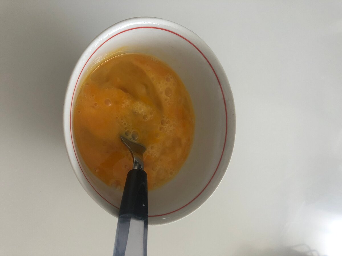 Яйца взбиваем вилкой.