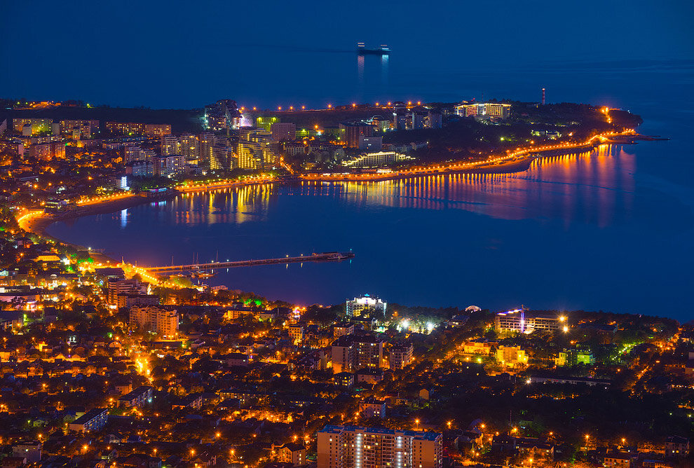 Бухта ночного Геленджика с высоты птичьего полёта. (Фото взято с Яндекс.картинки)