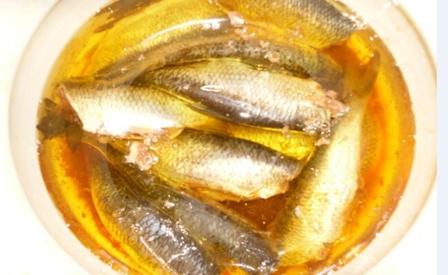 Скажем прямо. Шпроты из речной рыбы — это условное название рецепта. С настоящими, если кто помнит, шпротами вкус не сравнится. Да и само приготовление вряд ли окажется правильным.-4