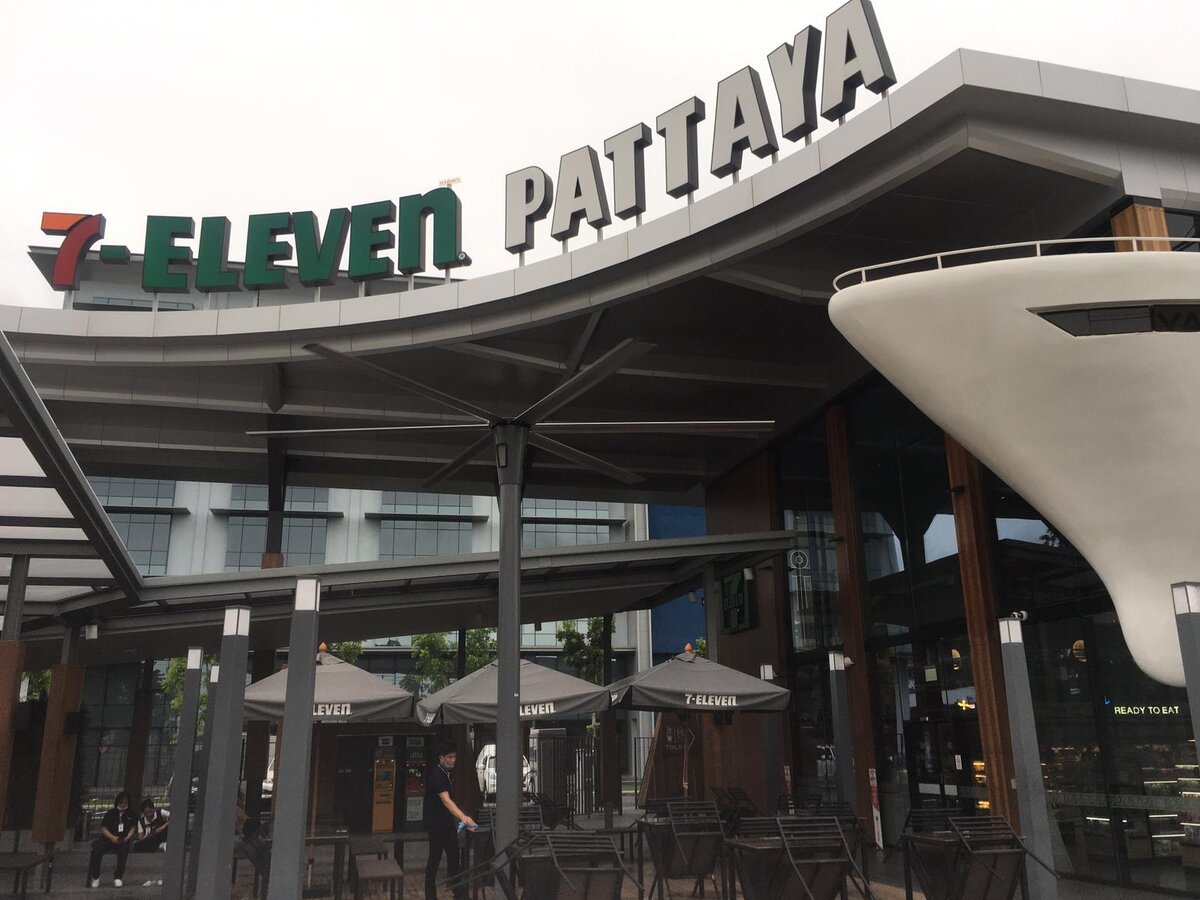 Снаружи тоже есть место для обеда, а вентилятор по центру кадра создает дополнительный ветерок. 