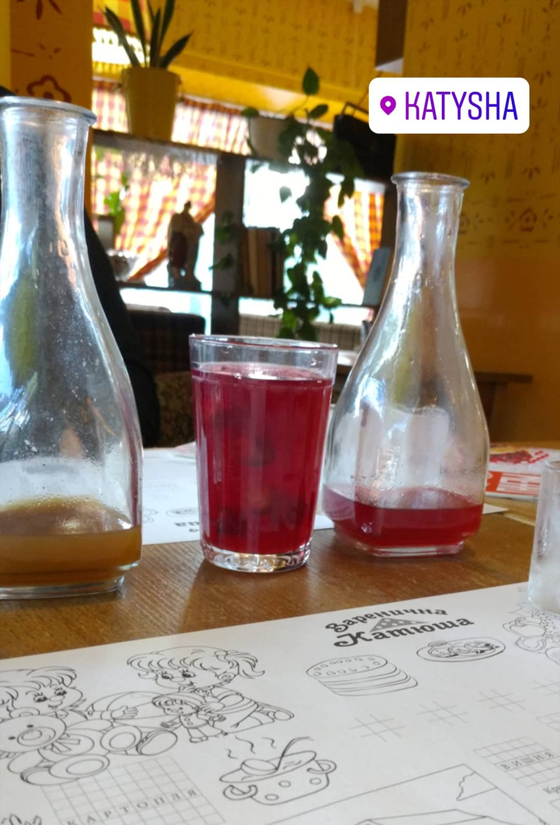 Вкусная домашняя еда стиля "в гостях у бабушки". Атмосфера погружает в детство. Даже на столах у каждого гостя лежат сканворды)