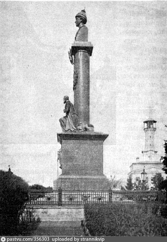 Сверху установлена скульптура царя Михаила, а снизу скульптура Сусанина. 