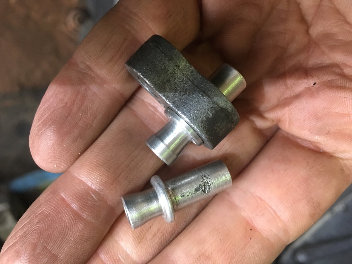 На нижнем фитинге видна сквозная коррозия. Обратите внимание, что сильнее всего она проявилась на границе прижимной площадки. Там, где задерживались антигололедные реагенты и в виде слабого электролита пропускали через себя гальванические токи между стальным кузовом и алюминиевой трубкой. Здесь мы видим  анод и катод, ионы алюминия с трубки перетекают на кузов машины. Для ремонта мы отрезаем сгнивший кончик трубки и привариваем на его место новый, выточенный на токарном станке. Периодически приходится видеть творения гаражных мастеров, которые пытаются обварить трубку снаружи, приварив ее к площадке. Видимо, они думают, что площадка и трубка представляют из себя единое целое. Но в этом случае "сифонить" начинает из щели под площадкой. Не доверяйте машину случайным людям. 