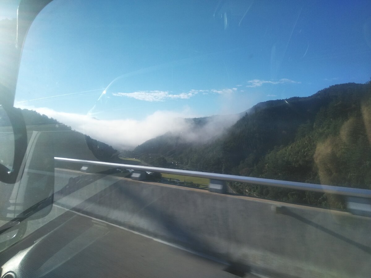 Вот это и есть та самая утренняя свежесть, сползает с гор.